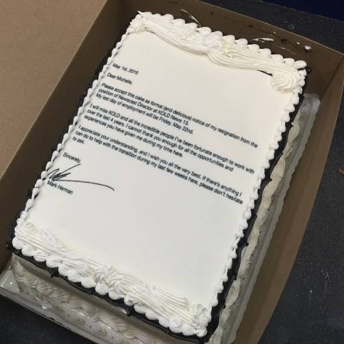 Rassegna le dimissioni su una torta