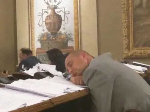 Si vota la Finanziaria, deputati Ars dormono sui banchi