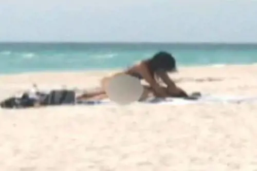 Sesso in spiaggia, rischiano 15 anni di carcere