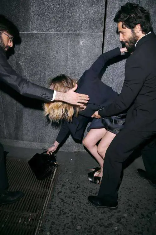 Laura Chiatti cade alla festa Armani: "Minacce ai paparazzi"