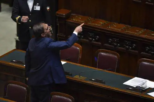 Bagarre alla Camera tra Boldrini e La Russa. Lei lo espelle dall'Aula