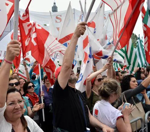 «Renzi asino, vai a scuola» Al corteo l'uomo di Pisapia