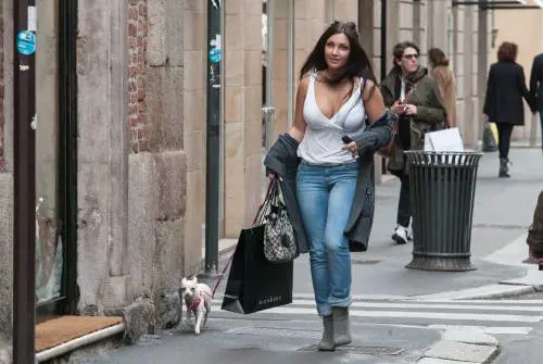 Elettra Lamborghini, shopping sexy in Montenapoleone