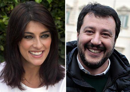 La Isoardi si accarezza la pancia: aspetta un figlio da Matteo Salvini?