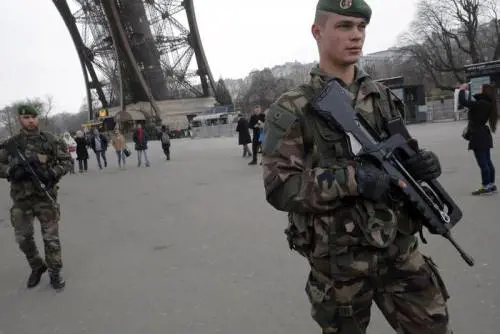 "Pronti anche a un attacco chimico". Così la Francia prepara gli Europei