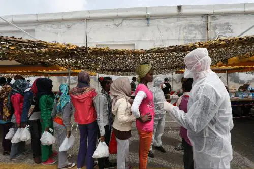 A Napoli sbarcano 562 immigrati: "Molti casi di scabbia"
