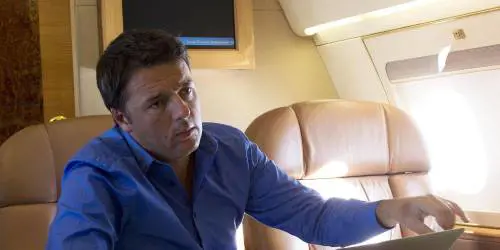 M5s contro Renzi: "Fa campagna elettorale con i voli di Stato"