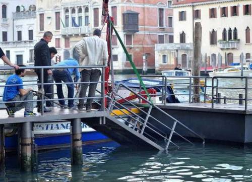 Venezia, cede il ponte: 12 vip in acqua