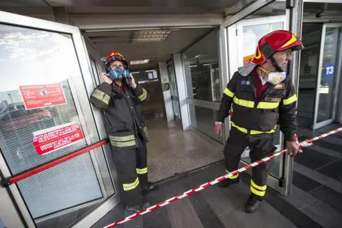 Fiamme e fuoco in un locale a Brera. È caos in pieno centro di Milano