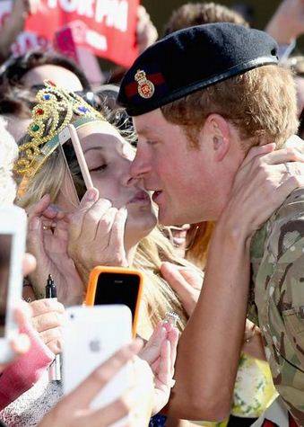 Australia, la proposta di una fan al principe Harry: "Vuoi sposarmi?"