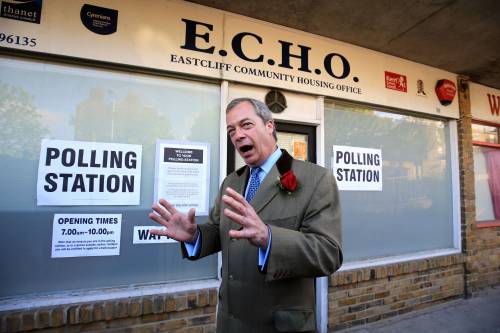 Elezioni, Farage mantiene la parola: è fuori dal parlamento e si dimette