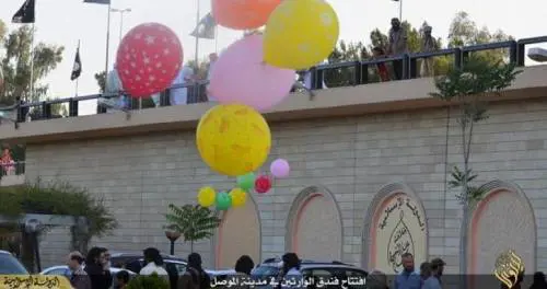 Piscina, bar e donne velate L'Isis si fa l'hotel a 5 stelle