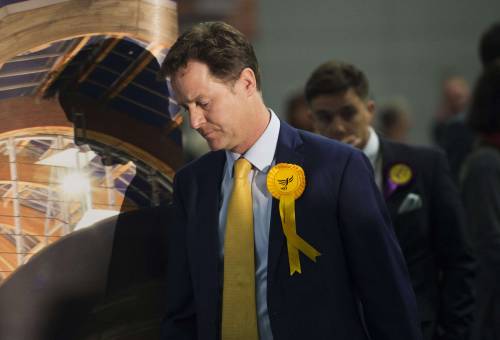 Elezioni, dopo la débâcle arrivano anche le dimissioni di Nick Clegg