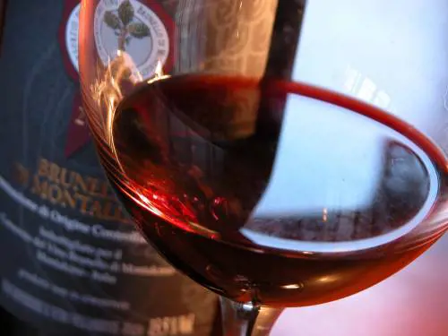 Il vino rosso fa dimagrire: un bicchiere prima di dormire è come la palestra
