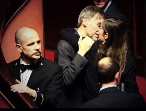 La rete impazza  per il bacio fake tra Boschi e Delrio