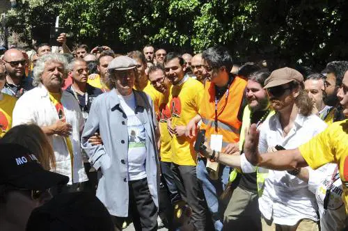 Il "libro rosso" di Casaleggio: yoga, maoismo e niente taxi