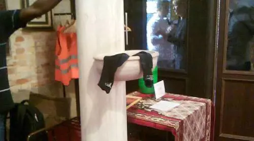 La chiesa diventa moschea: l'artista lascia i calzini sporchi nella vasca dell'acqua santa