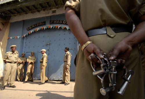 Ancora orrore in India, resiste all'ennesimo stupro: ragazzina bruciata viva