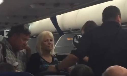 Pilota si rifiuta di volare con bimba autistica a bordo: famiglia costretta a scendere