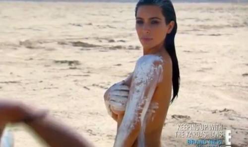 Kim Kardashian nuda nel deserto