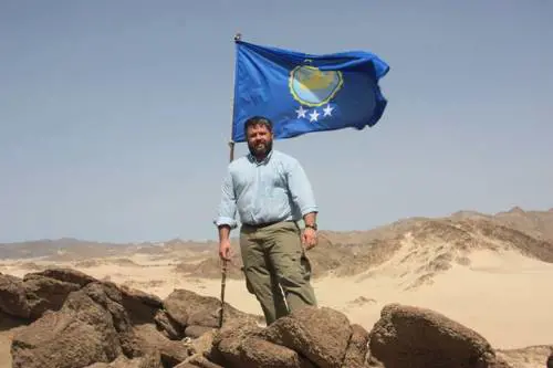 Jeremiah Heaton fotografato con la bandiera del Nord Sudan