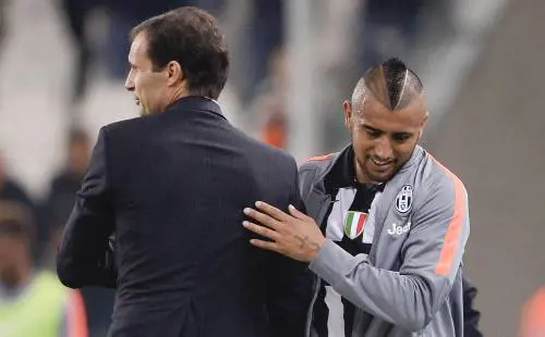 Napoli, sgarbo alla Juve. Vidal visto in città: ma era un sosia