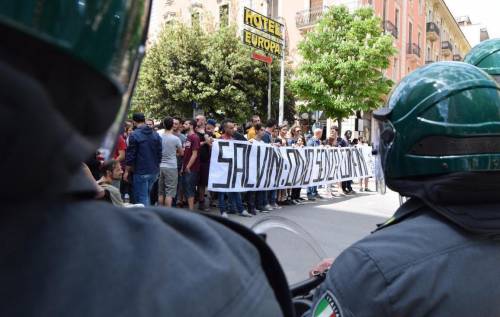 Uova e lacrimogeni ai comizi di Salvini. E intanto la Lega cresce nei consensi