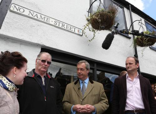 Al centro Nigel Farage. A destra Douglas Carswell