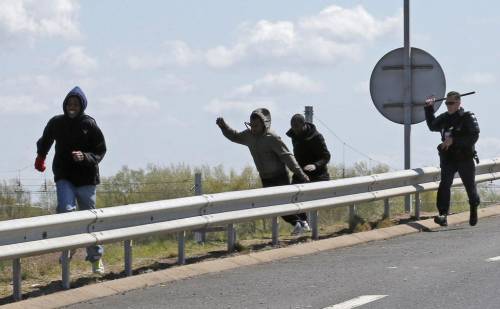 Migranti inseguiti dalla polizia dopo aver tentato l'assalto all'Eurotunnel