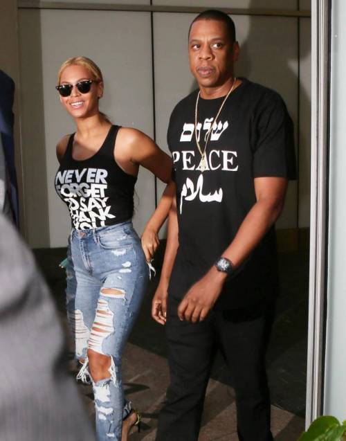 Beyonce a New York, jeans strappati e curve mozzafiato