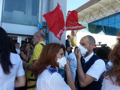 I dipendenti protestano dopo il rogo in aeroporto: "Rischi per la nostra salute"