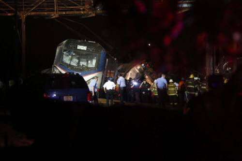 Treno deraglia a Philadelphia. Almeno 7 morti, 200 i feriti. C'è un italiano tra le vittime