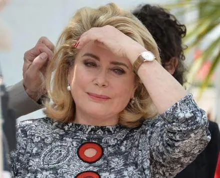 "Lieve ischemia limitata e reversibile": le condizioni di Catherine Deneuve dopo il malore