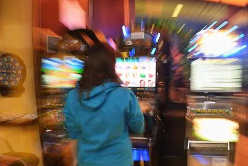 Adesso gli immigranti spendono i nostri soldi nelle sale da gioco