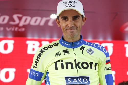 Giro, una maxi caduta in volata:  a terra anche Contador. Corsa finita?