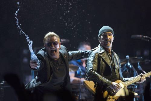 U2, The Edge cade dal palco al concerto d'apertura del tour