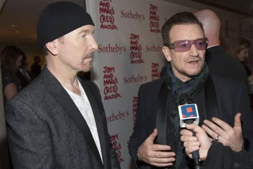U2, The Edge cade dal palco di Vancouver