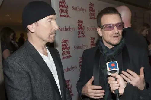 U2, The Edge cade dal palco di Vancouver
