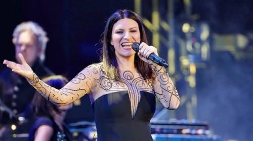 Laura Pausini torna in tv con un concerto: attaccata su Twitter