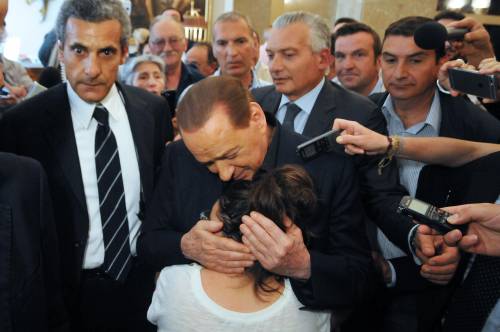 Silvio Berlusconi consola una bambina con la sindrome di down