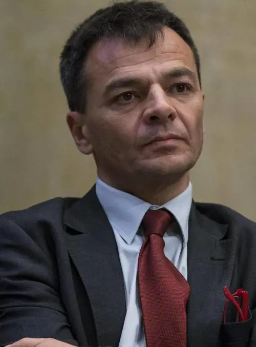 Il bocconiano rosso che litiga con tutti