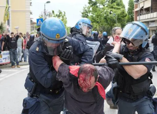 Scontri, inseguimenti e contestazioni gli antagonisti vogliono linciare Salvini