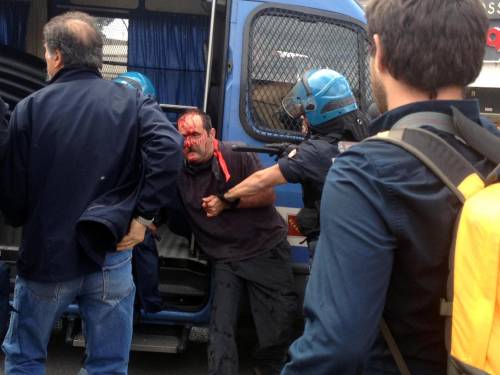 Massa, scontri e feriti al comizio di Salvini