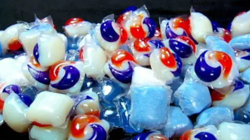 Pastiglie per lavatrici scambiate per caramelle: così muoiono i bambini