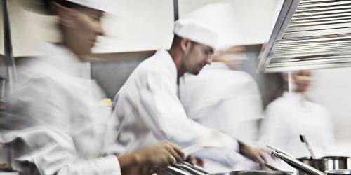 Cuoca "palpeggia" cameriere: è accusata di violenza sessuale