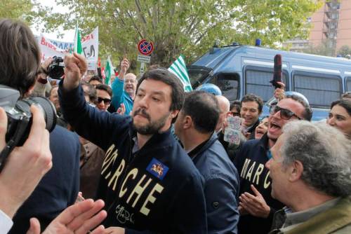 La sinistra denuncia Salvini: "Fa apologia del fascismo"