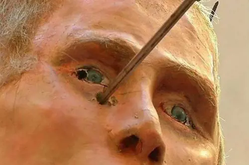 Riga, il fantoccio di Putin crocifisso in strada