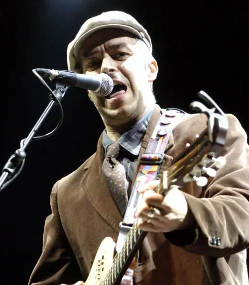 Scola celebra la Caritas sul palco con Van de Sfroos