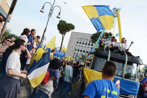Cede pensilina durante la festa del Frosinone, gravissimo bimbo di 6 mesi