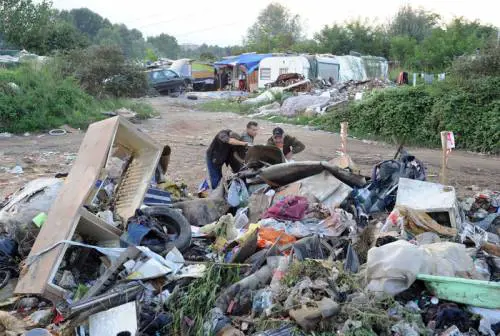 Francia, il "muro anti-rom" fa esplodere le polemiche: "È per proteggere i residenti"